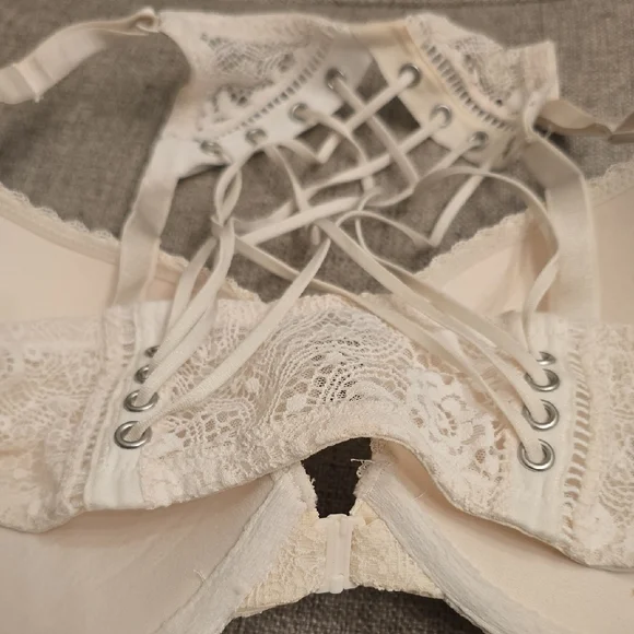 Victoria's Secret Ivory Lace Bra with Strappy Back - Picture 4 of 6